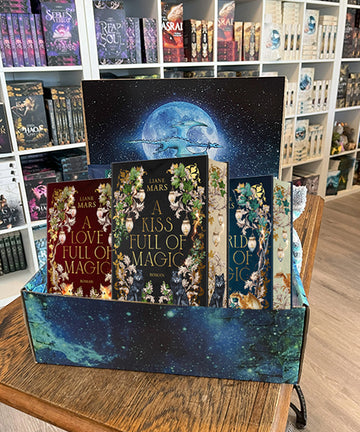 Das Bild zeigt unsere blaue Drachenpost-Box gefüllt mir den drei Büchern der "Full of Magic"-Trilogie.